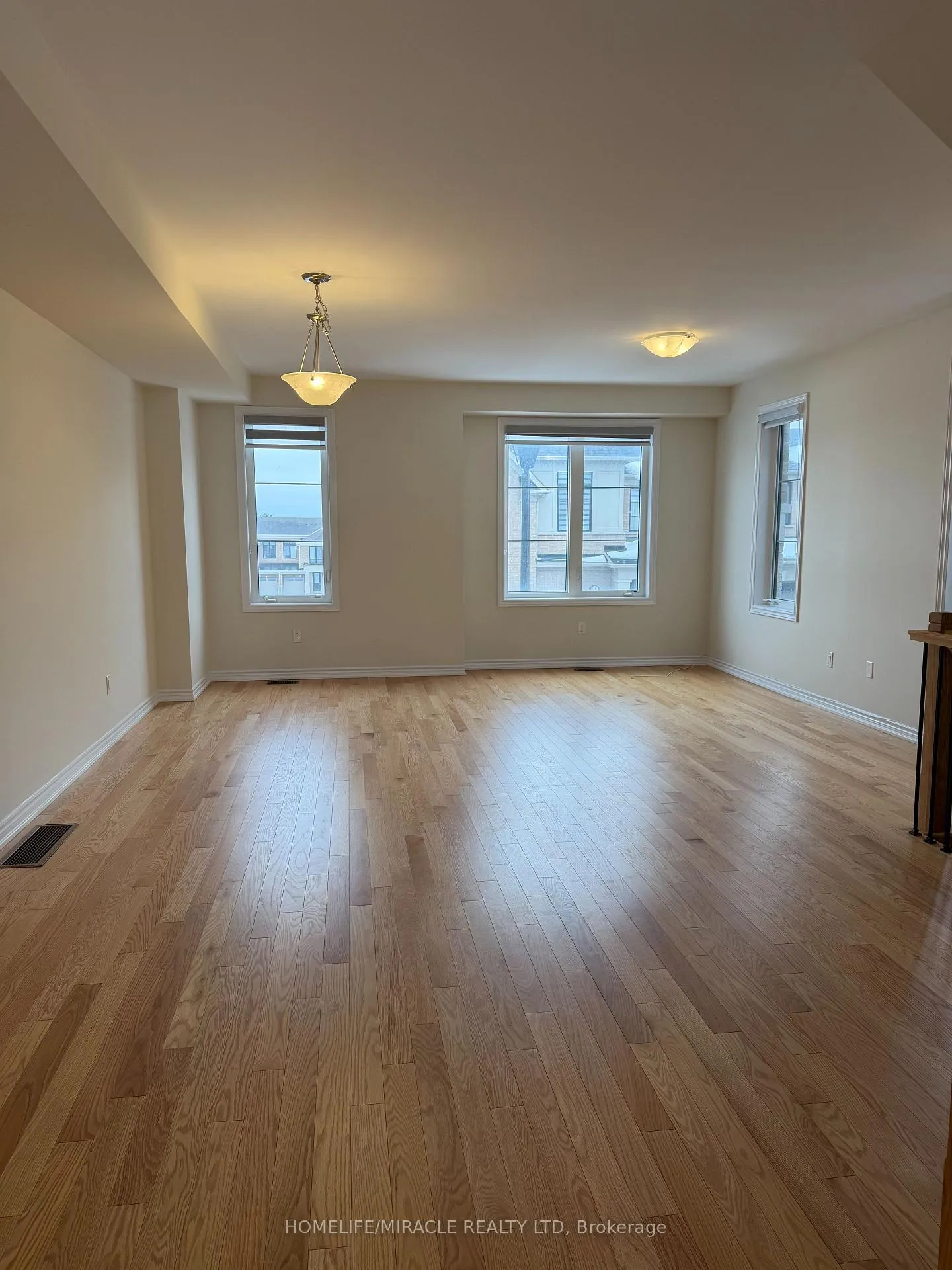 Photo 3 of 1397 National Common, Burlington, Tyandaga — HOMEH