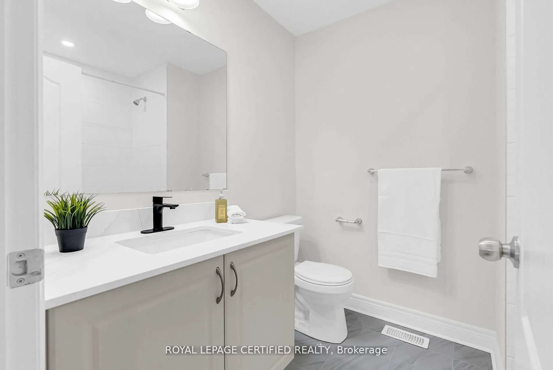 Photo 19 of 61 Dunley Crescent, Brampton, Credit Valley — HOMEH