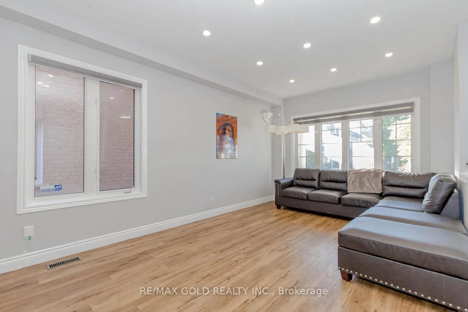 Photo 9 of 33 Hopecrest Place, Brampton, Sandringham-Wellington — HOMEH