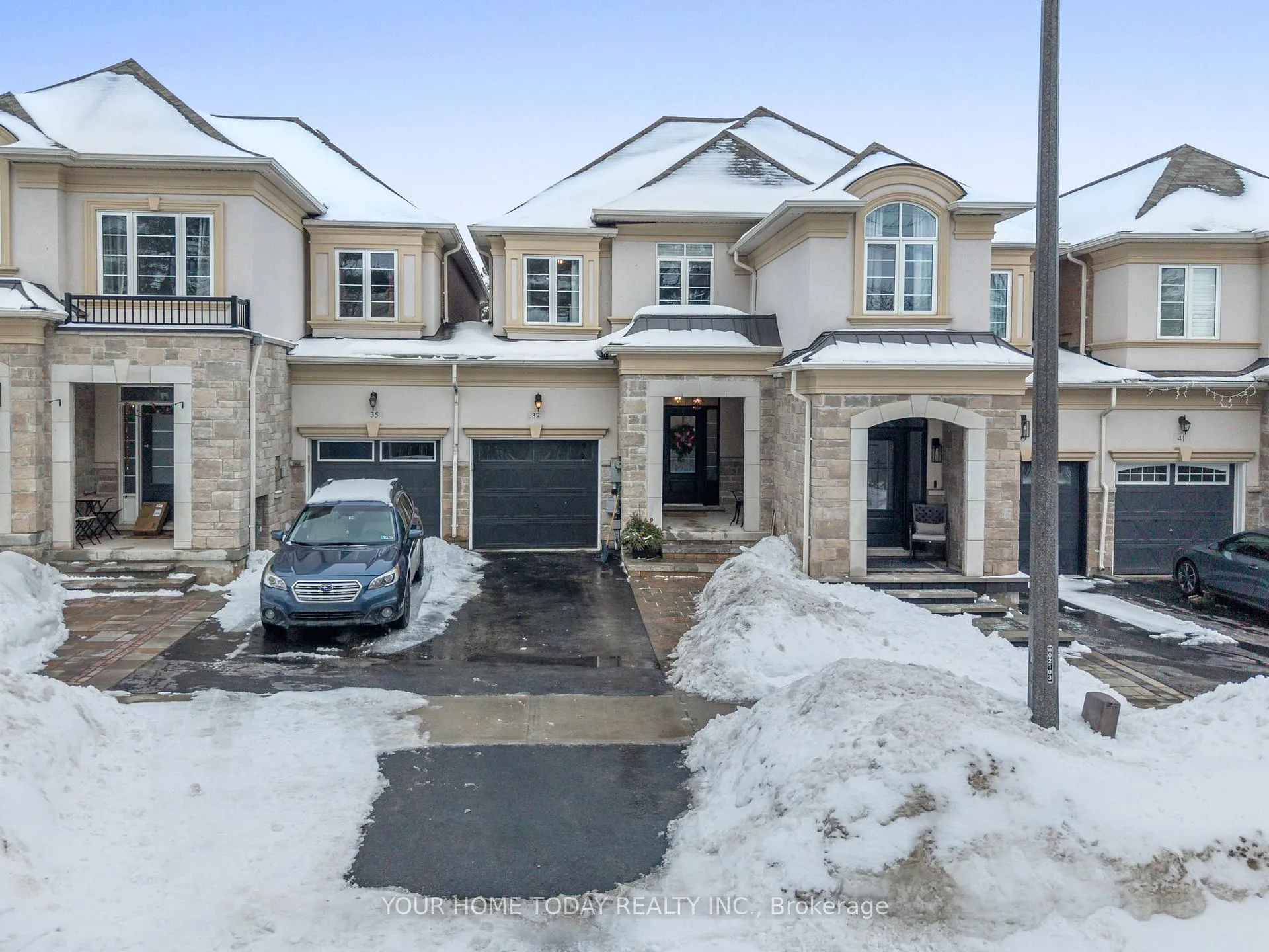 Front of 37 Ridgegate Crescent