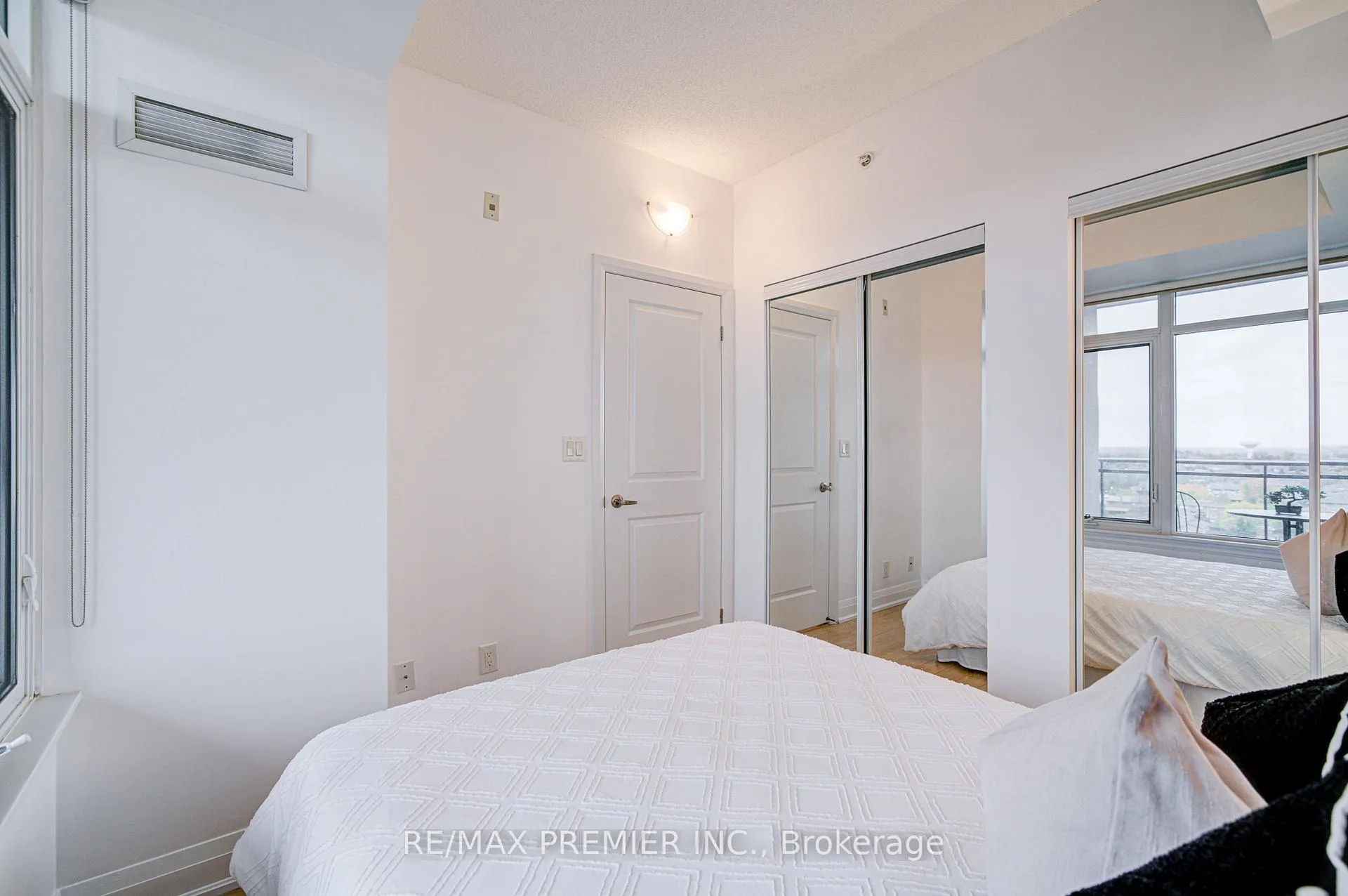 Photo 18 of Unit 919, 12 Woodstream Boulevard, Vaughan, Vaughan Grove — HOMEH