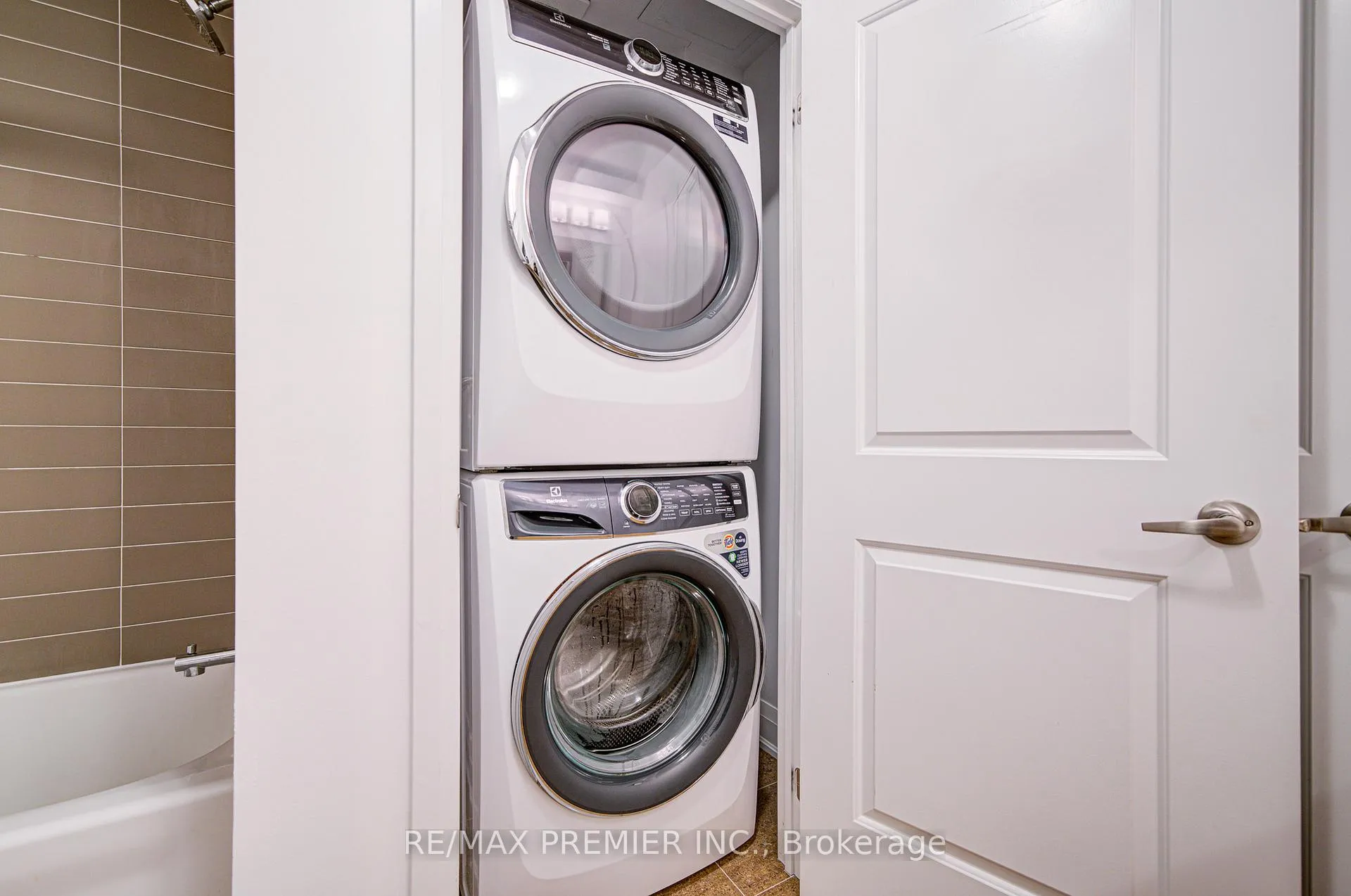 Photo 23 of Unit 919, 12 Woodstream Boulevard, Vaughan, Vaughan Grove — HOMEH
