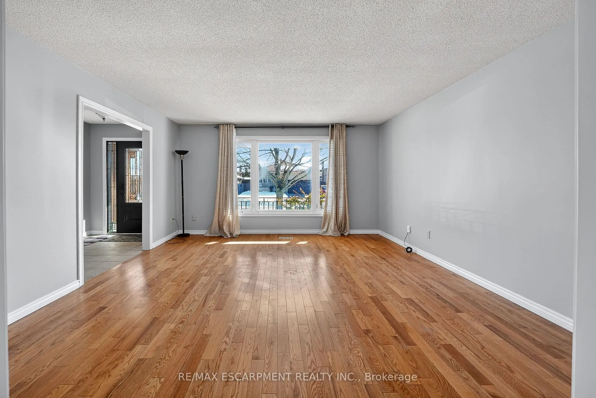 Photo 4 of 209 Ravenbury Drive, Hamilton, Randall — HOMEH