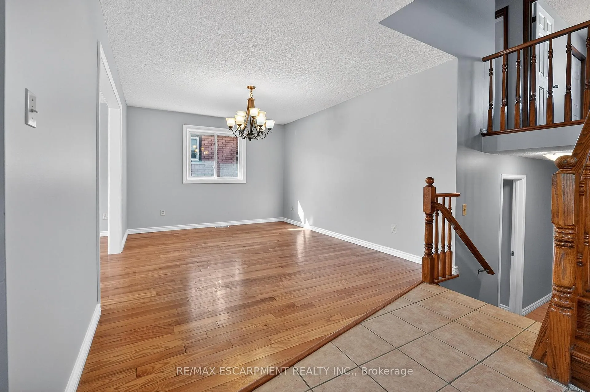 Photo 6 of 209 Ravenbury Drive, Hamilton, Randall — HOMEH