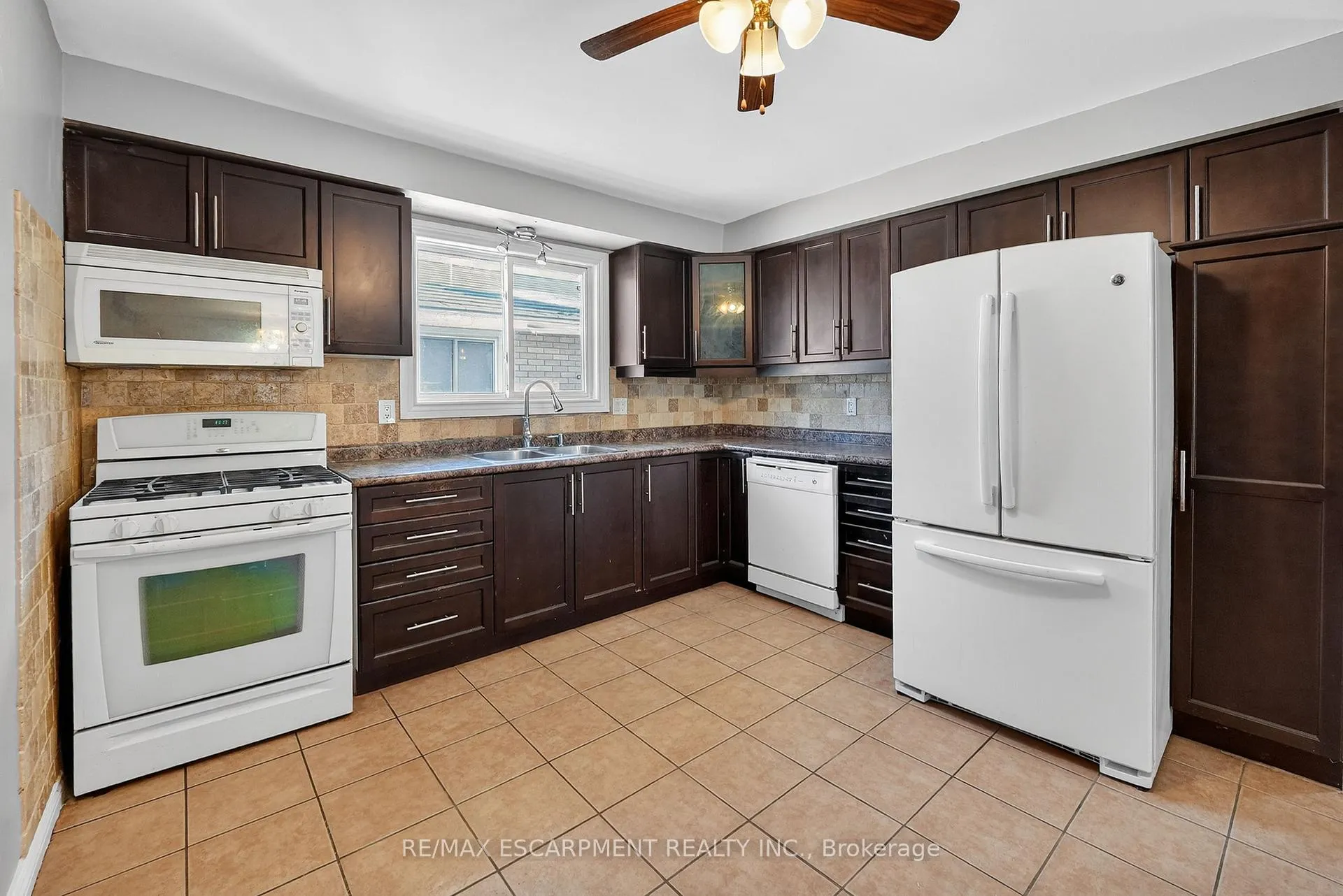 Photo 8 of 209 Ravenbury Drive, Hamilton, Randall — HOMEH