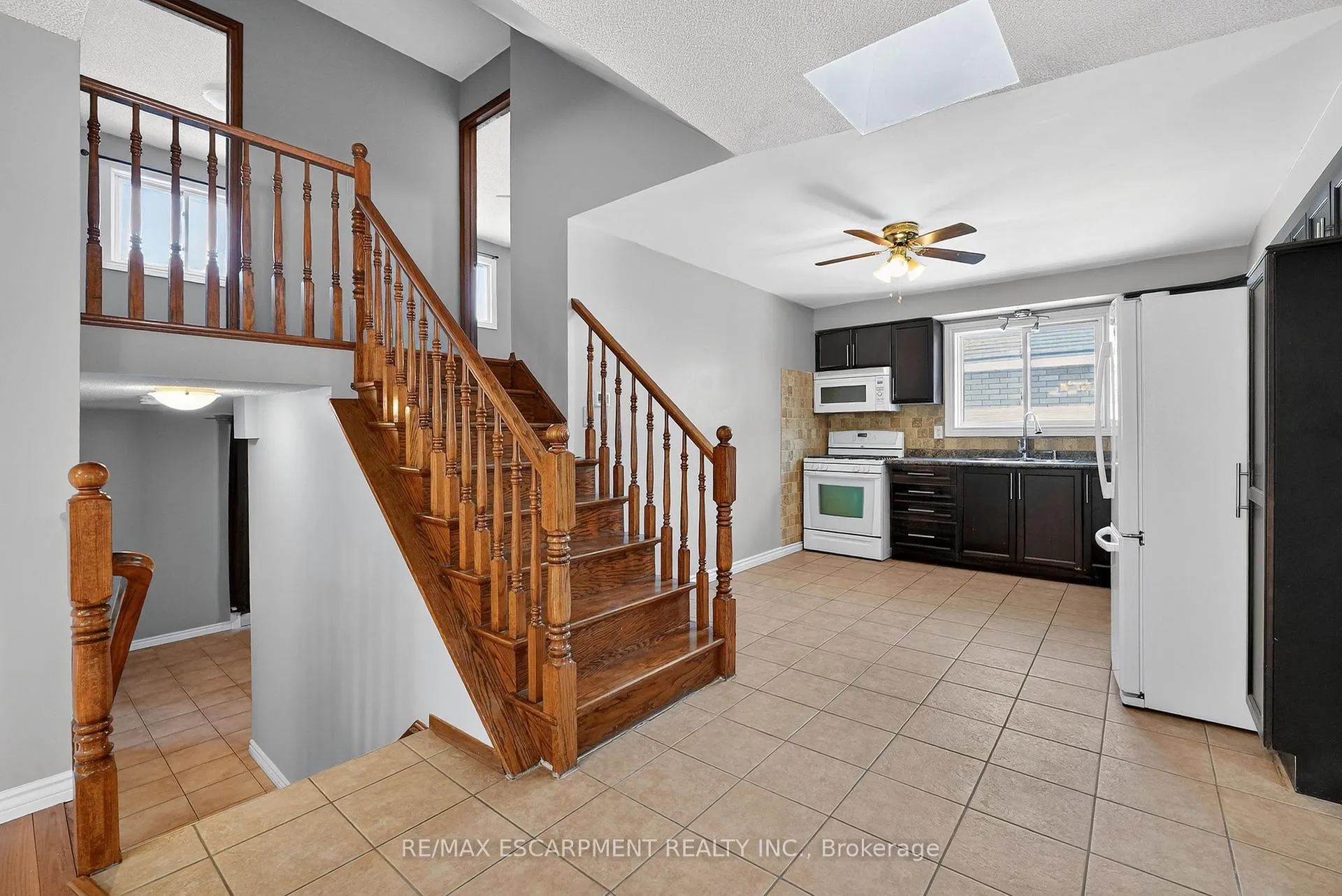 Photo 9 of 209 Ravenbury Drive, Hamilton, Randall — HOMEH