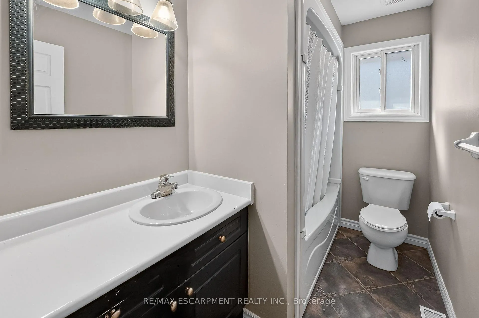 Photo 16 of 209 Ravenbury Drive, Hamilton, Randall — HOMEH