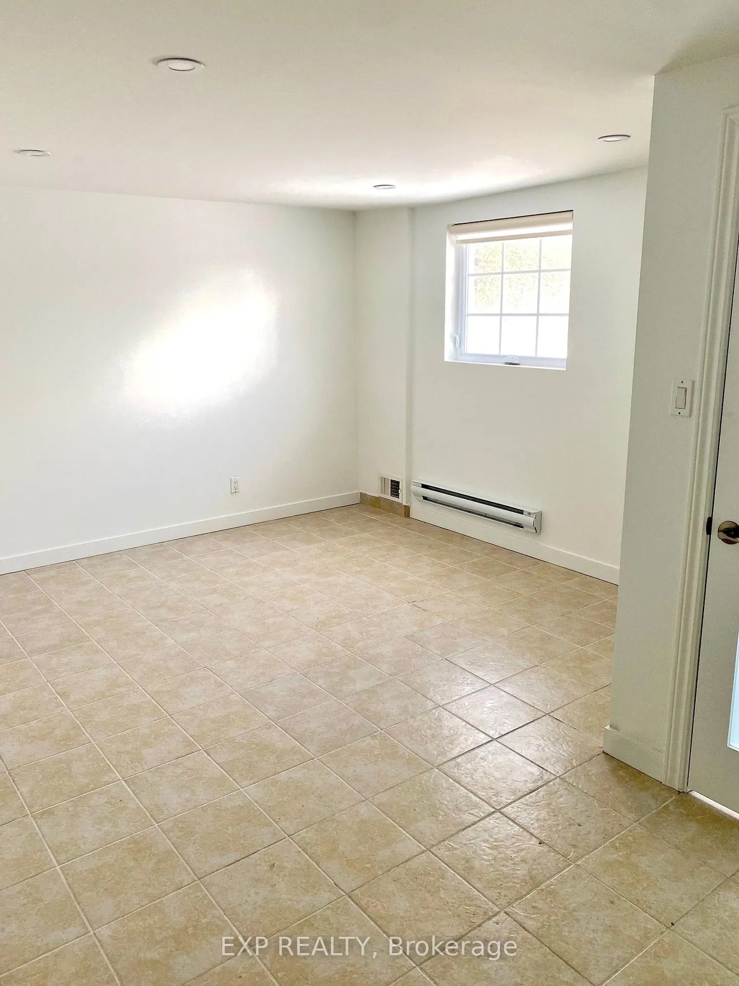 Photo 2 of 2042 Tawney Avenue, Ottawa, Hawthorne Meadows — HOMEH
