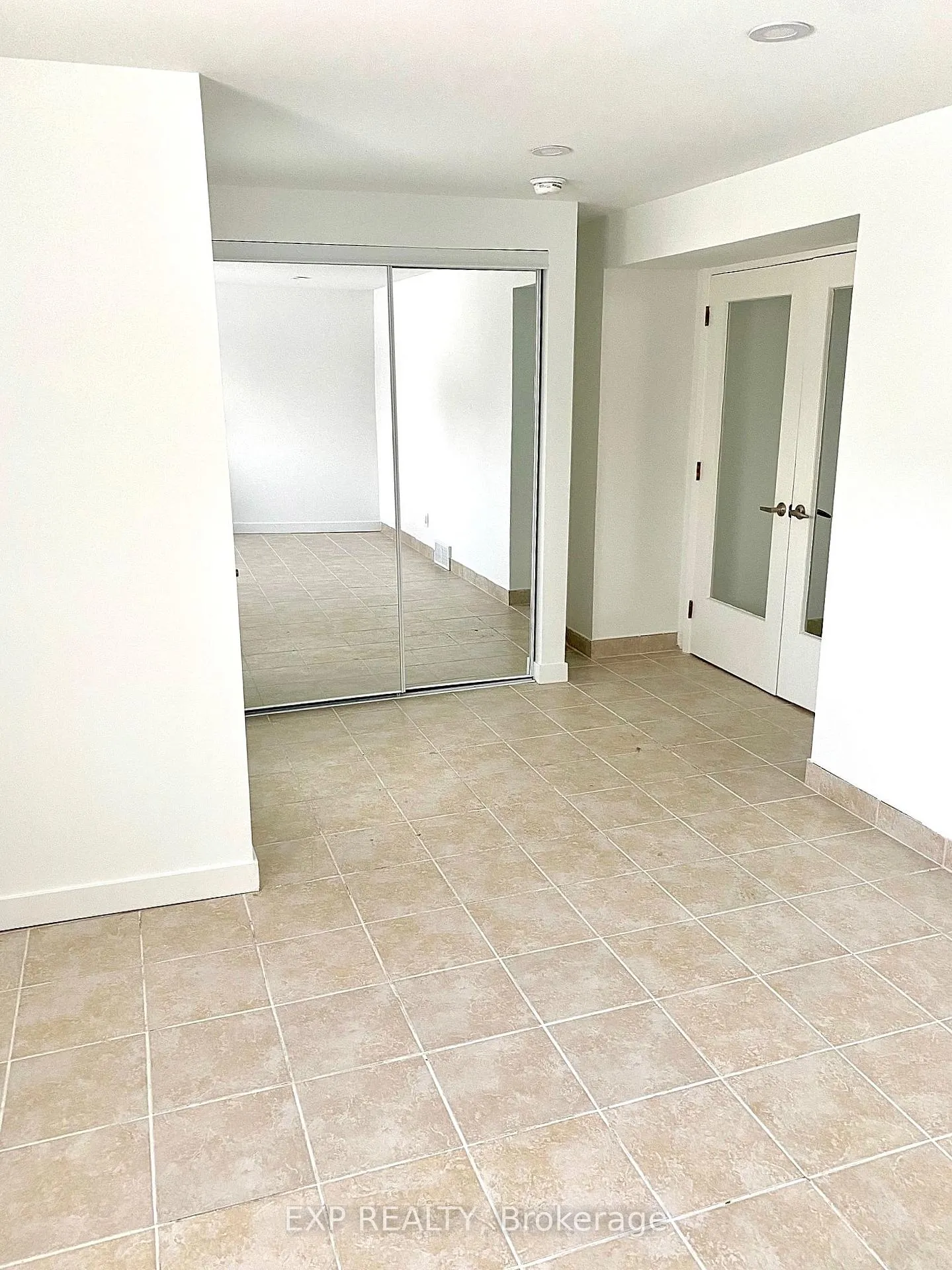 Photo 3 of 2042 Tawney Avenue, Ottawa, Hawthorne Meadows — HOMEH