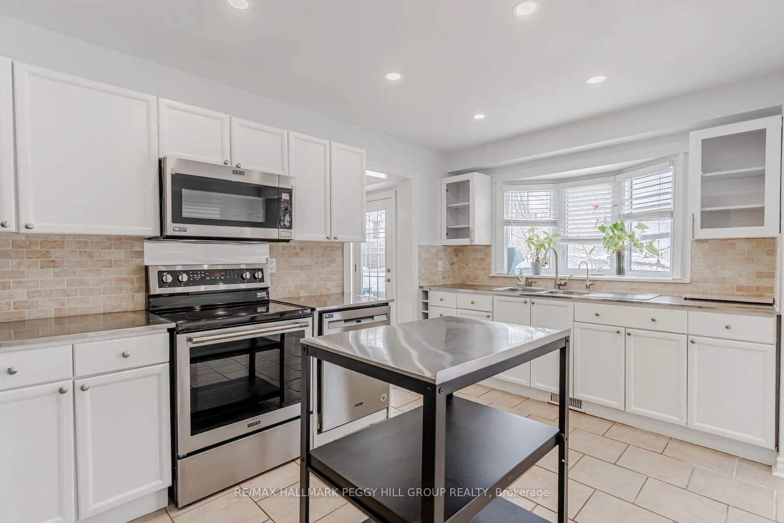 Photo 4 of 62 O'Shaughnessy Crescent, Barrie, Holly — HOMEH