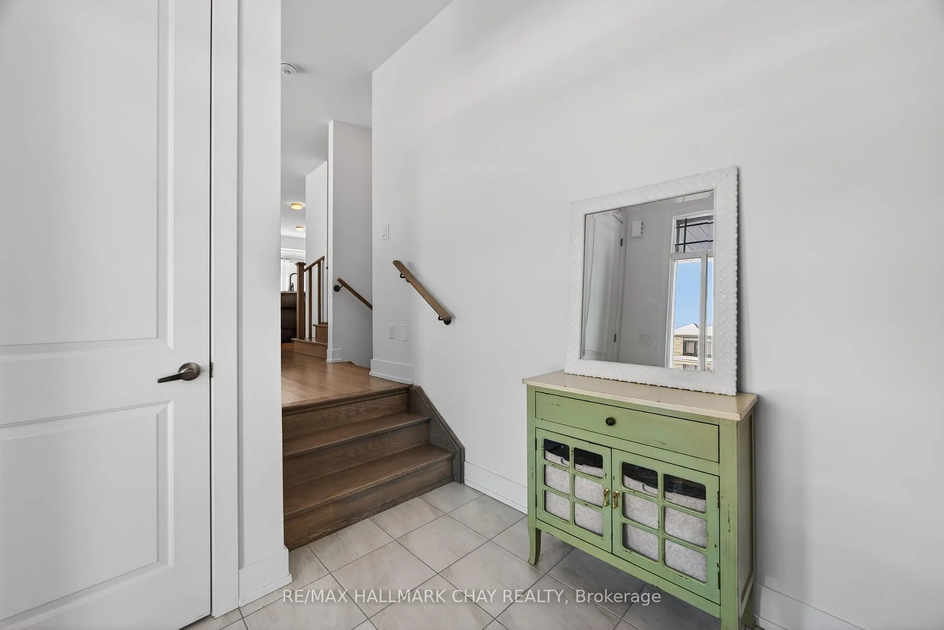 Photo 3 of 1 Milady Crescent, Barrie, Rural Barrie Southeast — HOMEH