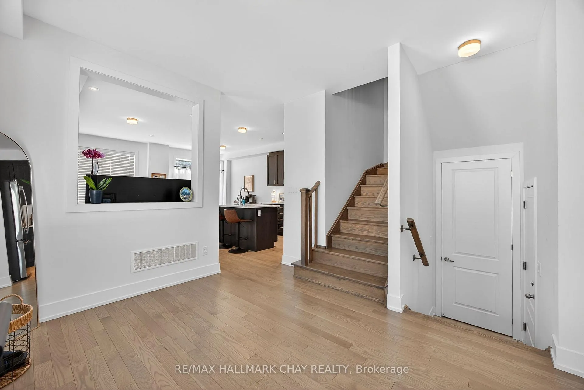Photo 6 of 1 Milady Crescent, Barrie, Rural Barrie Southeast — HOMEH