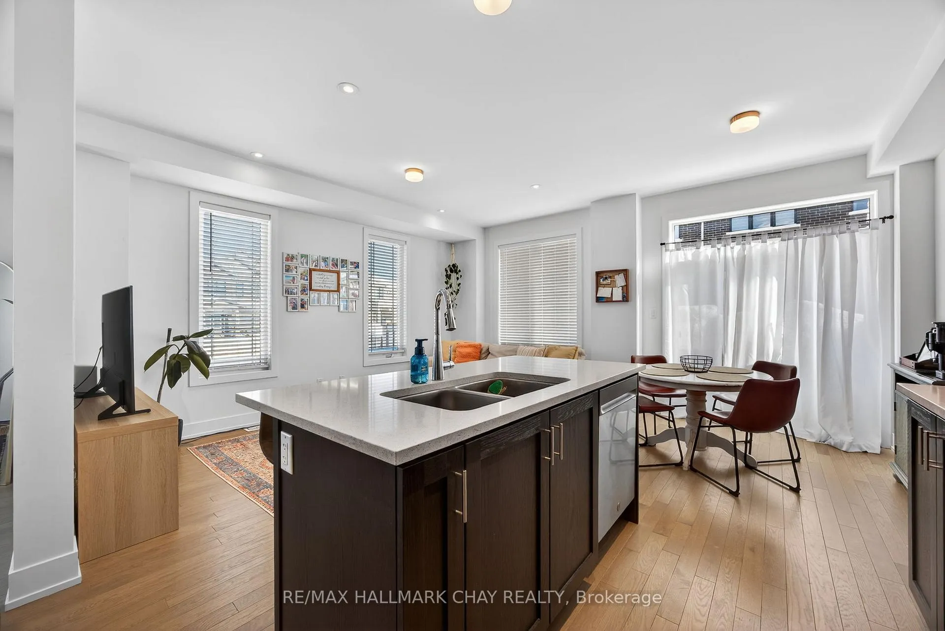 Photo 10 of 1 Milady Crescent, Barrie, Rural Barrie Southeast — HOMEH