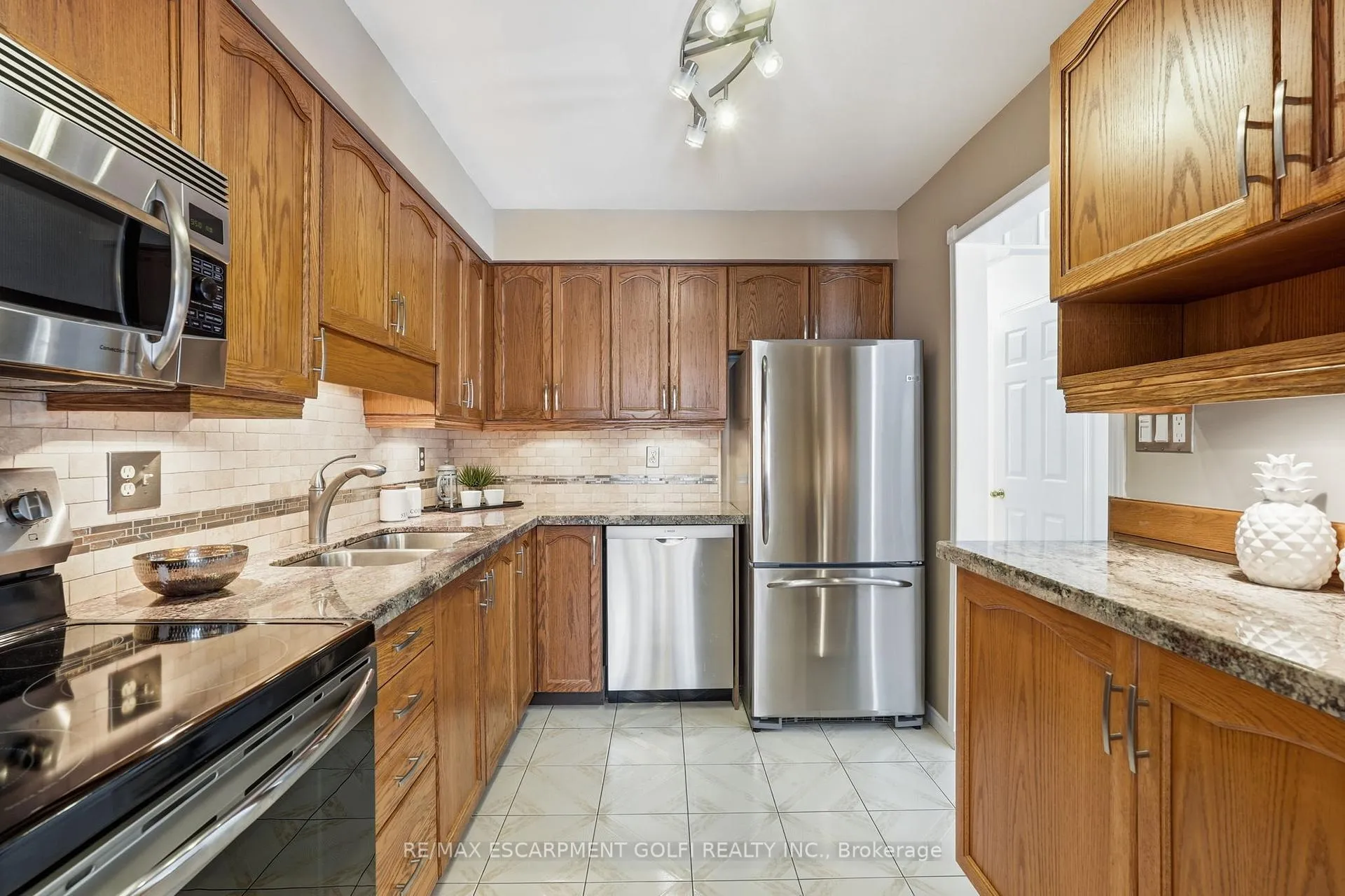 Photo 13 of Unit 20, 644 Upper Paradise Road, Hamilton, Fessenden — HOMEH
