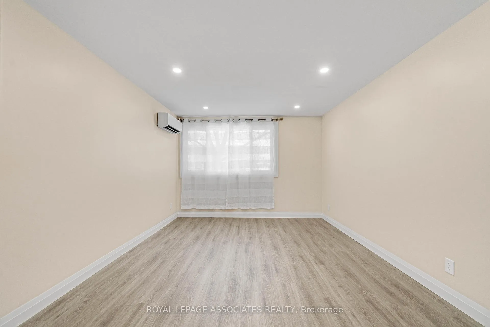 Photo 7 of 98 Sixth Avenue, Brantford, Eagle Place — HOMEH