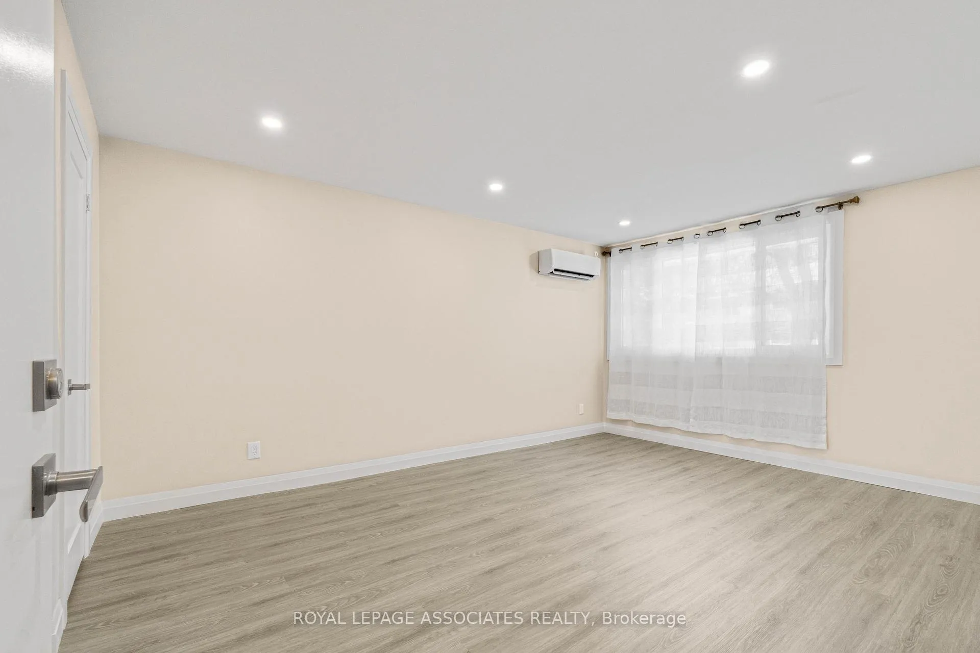 Photo 10 of 98 Sixth Avenue, Brantford, Eagle Place — HOMEH