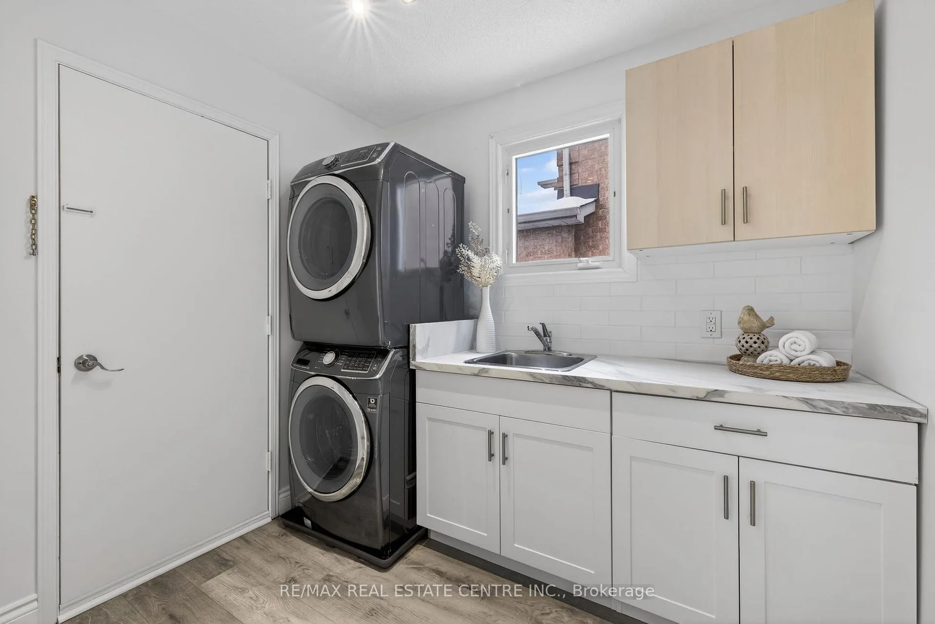 Photo 21 of 27 De Rose Avenue, Caledon, Bolton West — HOMEH