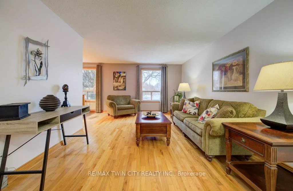 Photo 3 of 27 Erinbrook Drive, Kitchener — HOMEH