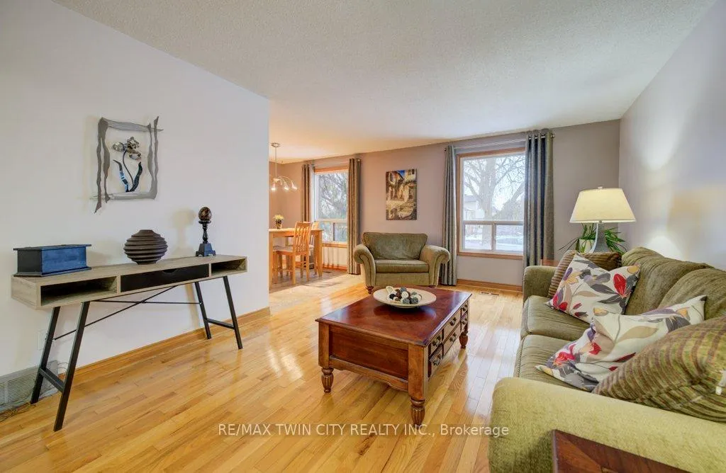 Photo 4 of 27 Erinbrook Drive, Kitchener — HOMEH