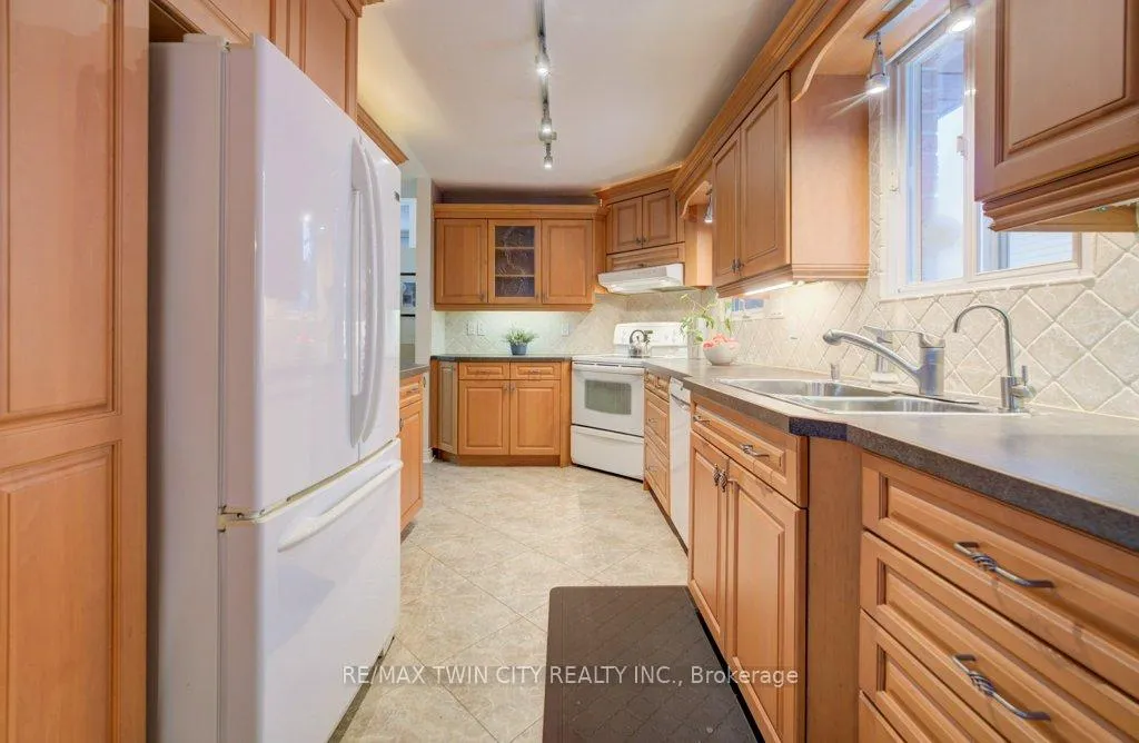 Photo 8 of 27 Erinbrook Drive, Kitchener — HOMEH