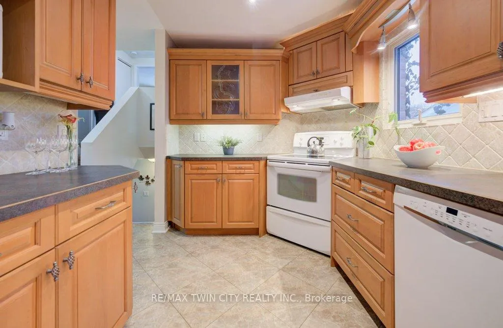 Photo 9 of 27 Erinbrook Drive, Kitchener — HOMEH