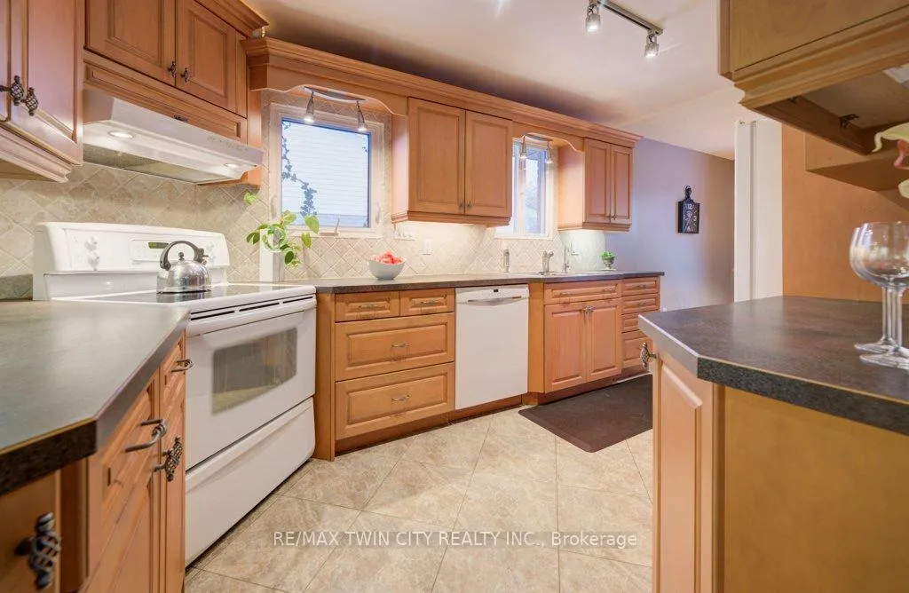 Photo 10 of 27 Erinbrook Drive, Kitchener — HOMEH