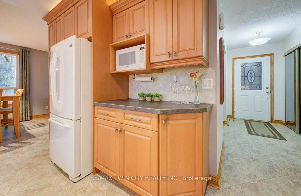 Photo 11 of 27 Erinbrook Drive, Kitchener — HOMEH
