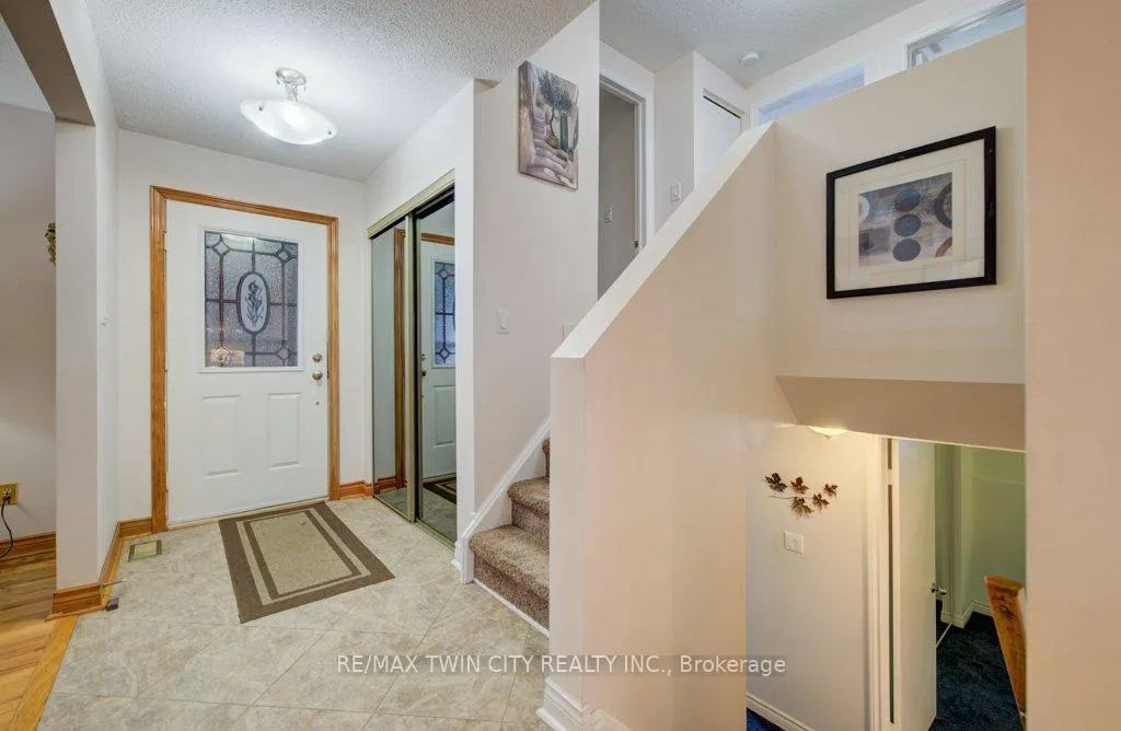 Photo 12 of 27 Erinbrook Drive, Kitchener — HOMEH