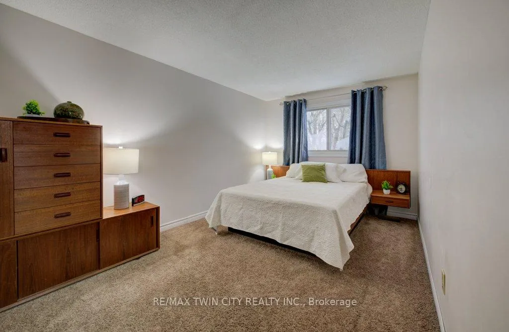 Photo 13 of 27 Erinbrook Drive, Kitchener — HOMEH