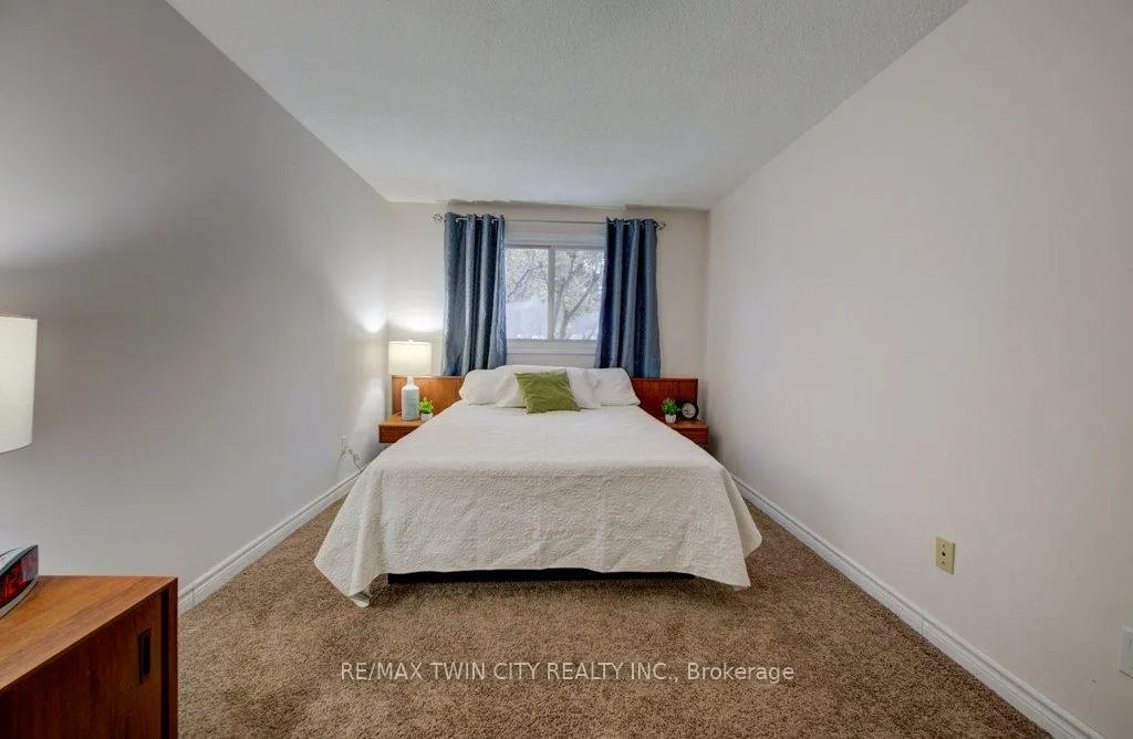 Photo 14 of 27 Erinbrook Drive, Kitchener — HOMEH