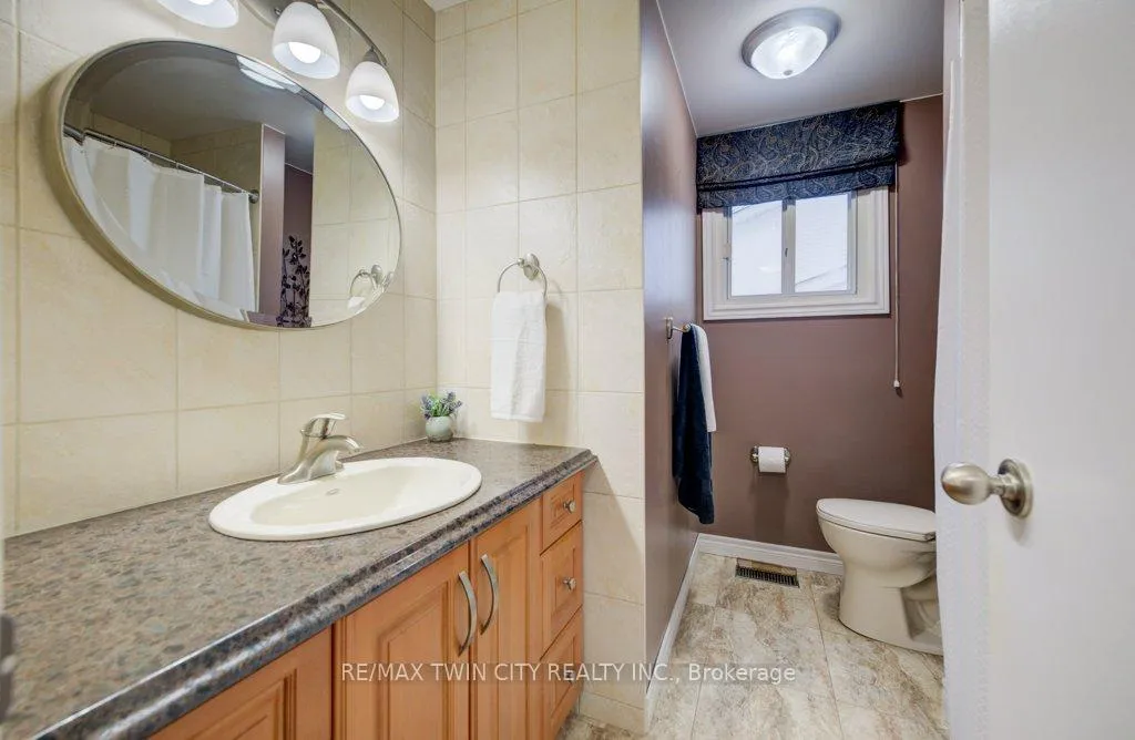 Photo 17 of 27 Erinbrook Drive, Kitchener — HOMEH