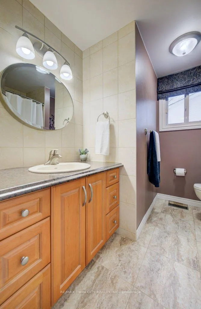 Photo 18 of 27 Erinbrook Drive, Kitchener — HOMEH