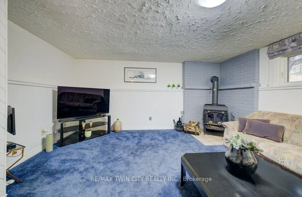 Photo 21 of 27 Erinbrook Drive, Kitchener — HOMEH