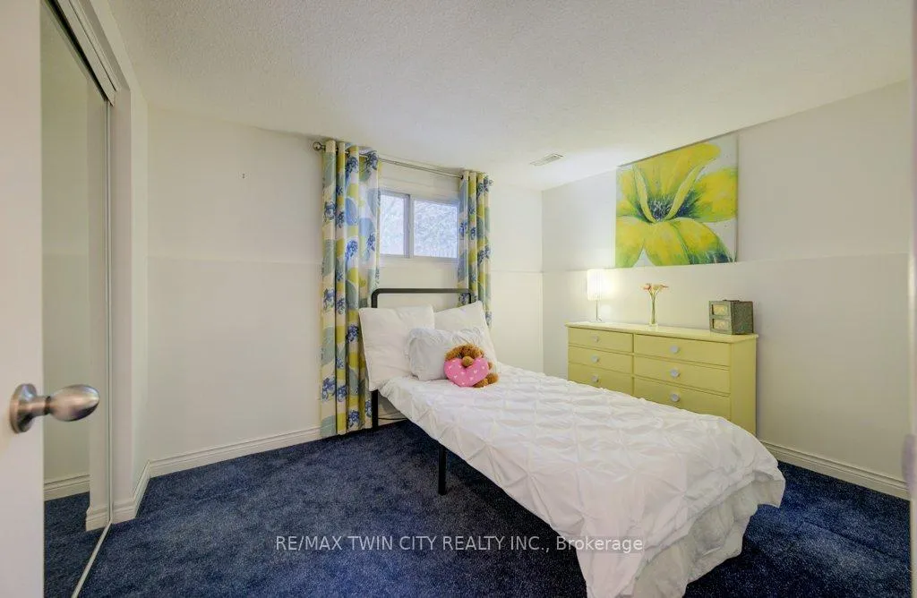 Photo 23 of 27 Erinbrook Drive, Kitchener — HOMEH