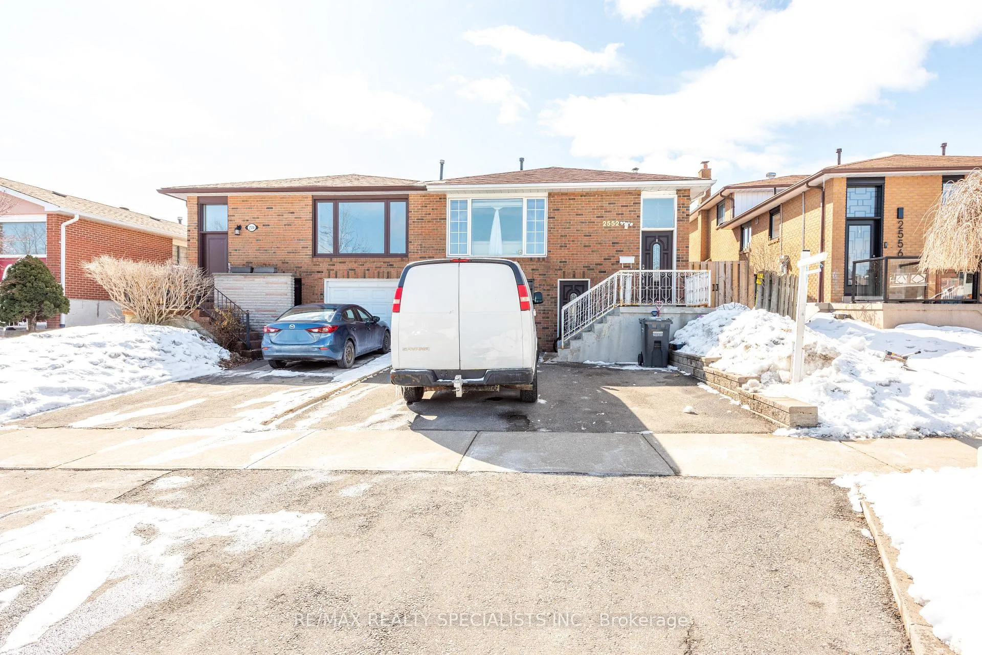 Front of 2552 Kingsberry Crescent