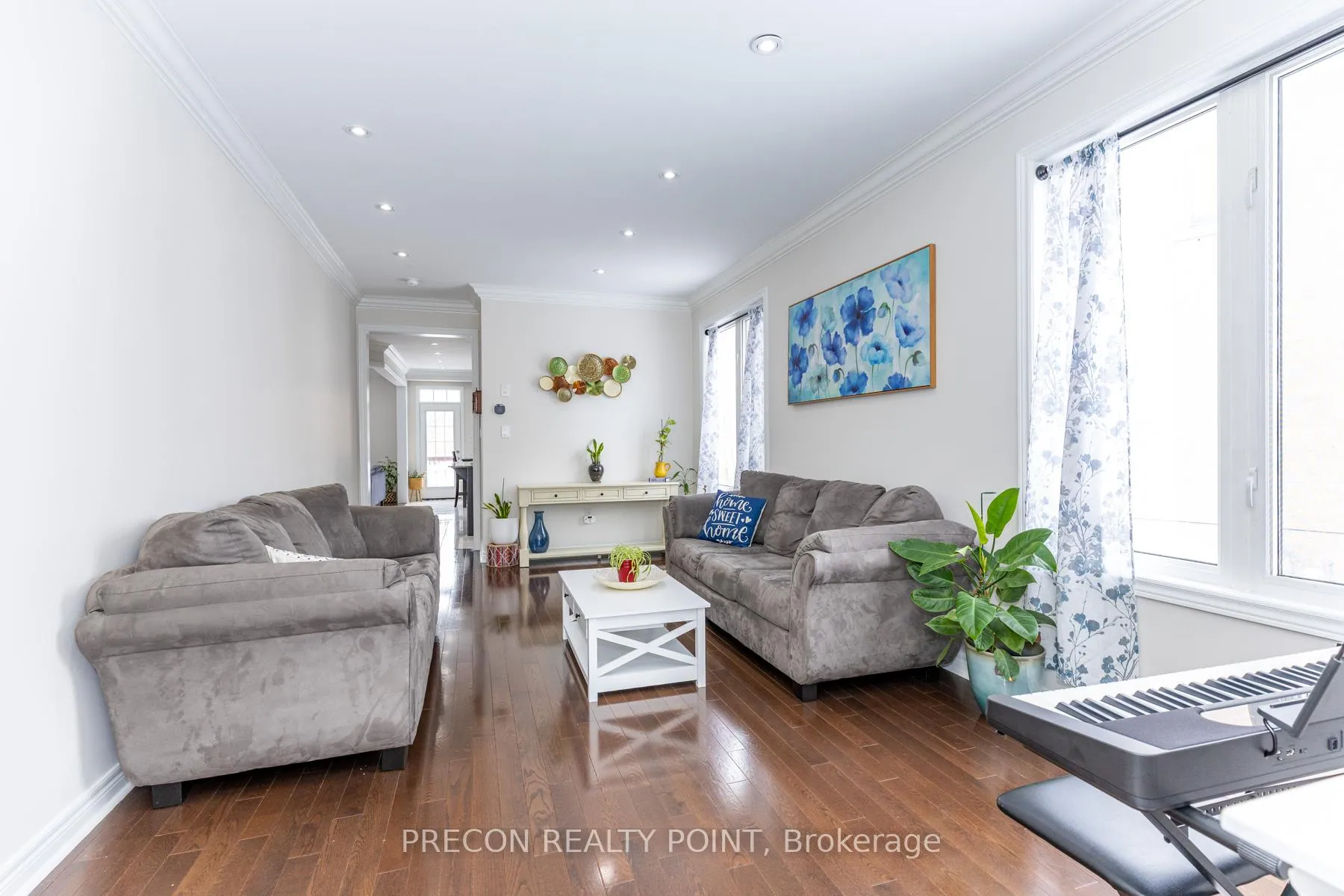 Photo 5 of 109 Roy Harper Avenue, Aurora, Rural Aurora — HOMEH