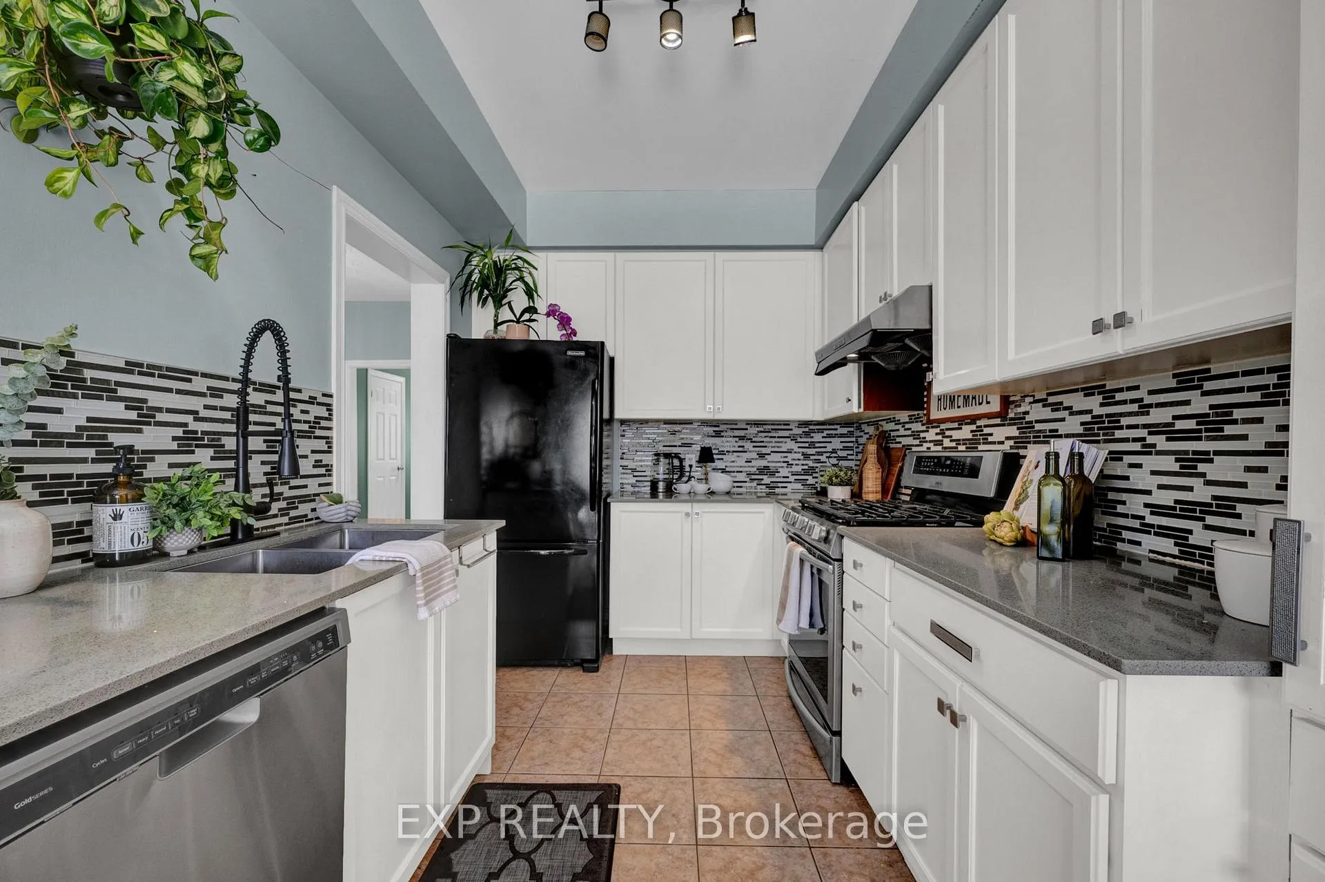 Photo 8 of 34 Taft Place, Clarington, Bowmanville — HOMEH