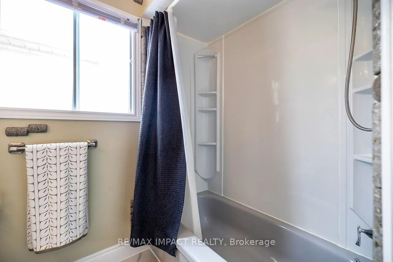 Photo 17 of 25 Soper Creek Drive, Clarington, Bowmanville — HOMEH