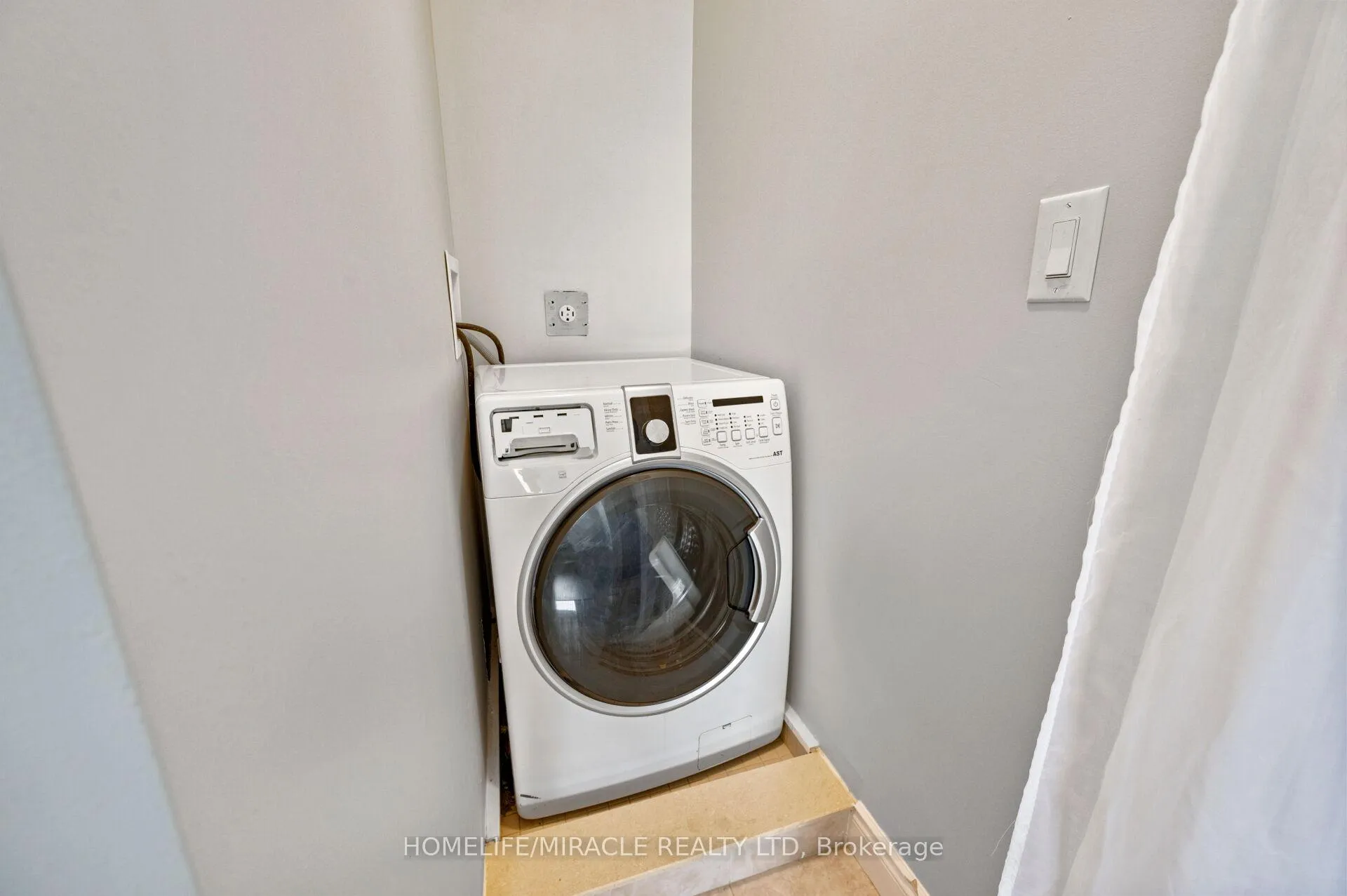 Photo 28 of 3 Agincourt Road, Vaughan, West Woodbridge — HOMEH