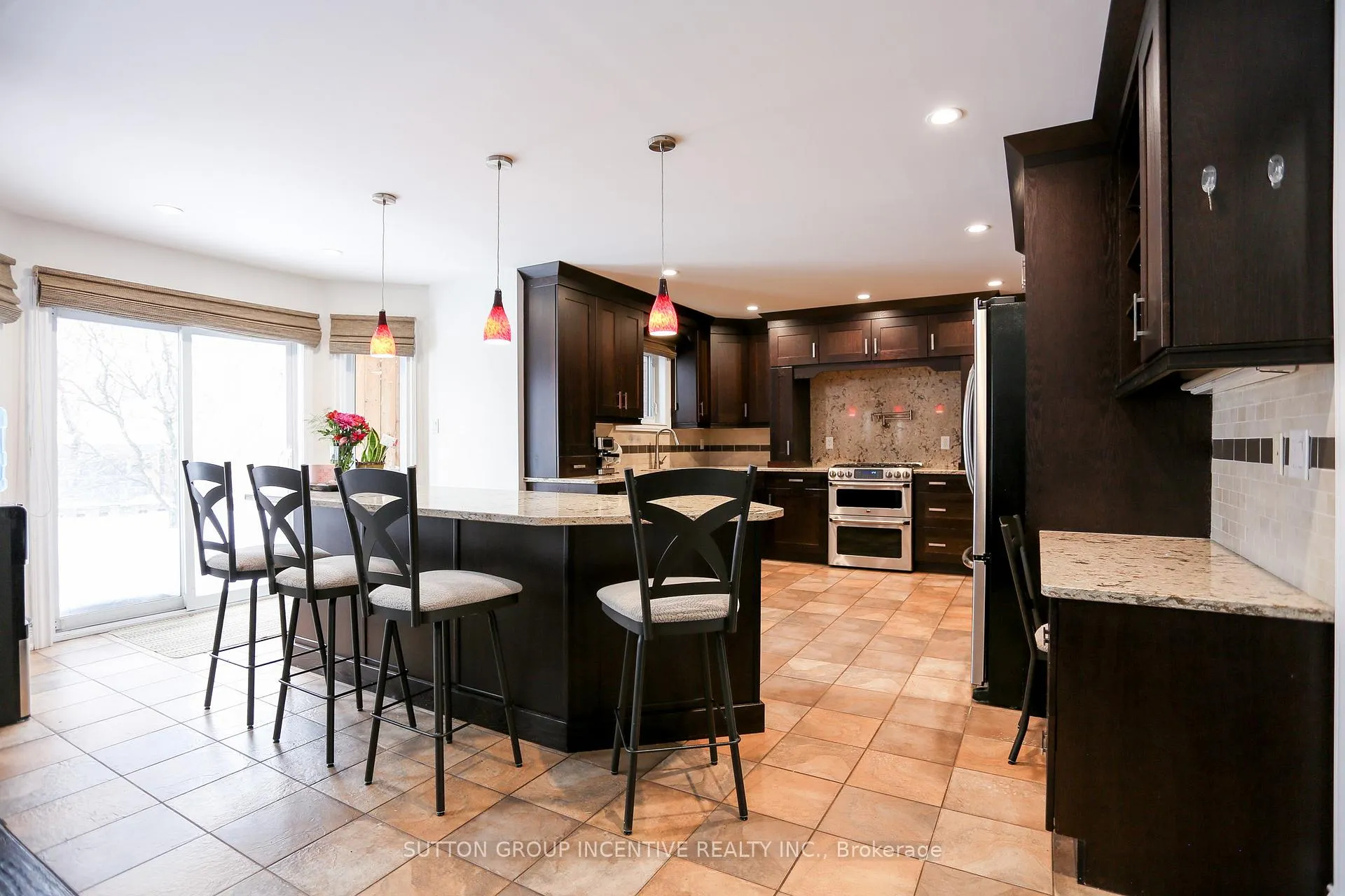Photo 2 of 10 Gordon Court, Barrie, West Bayfield — HOMEH