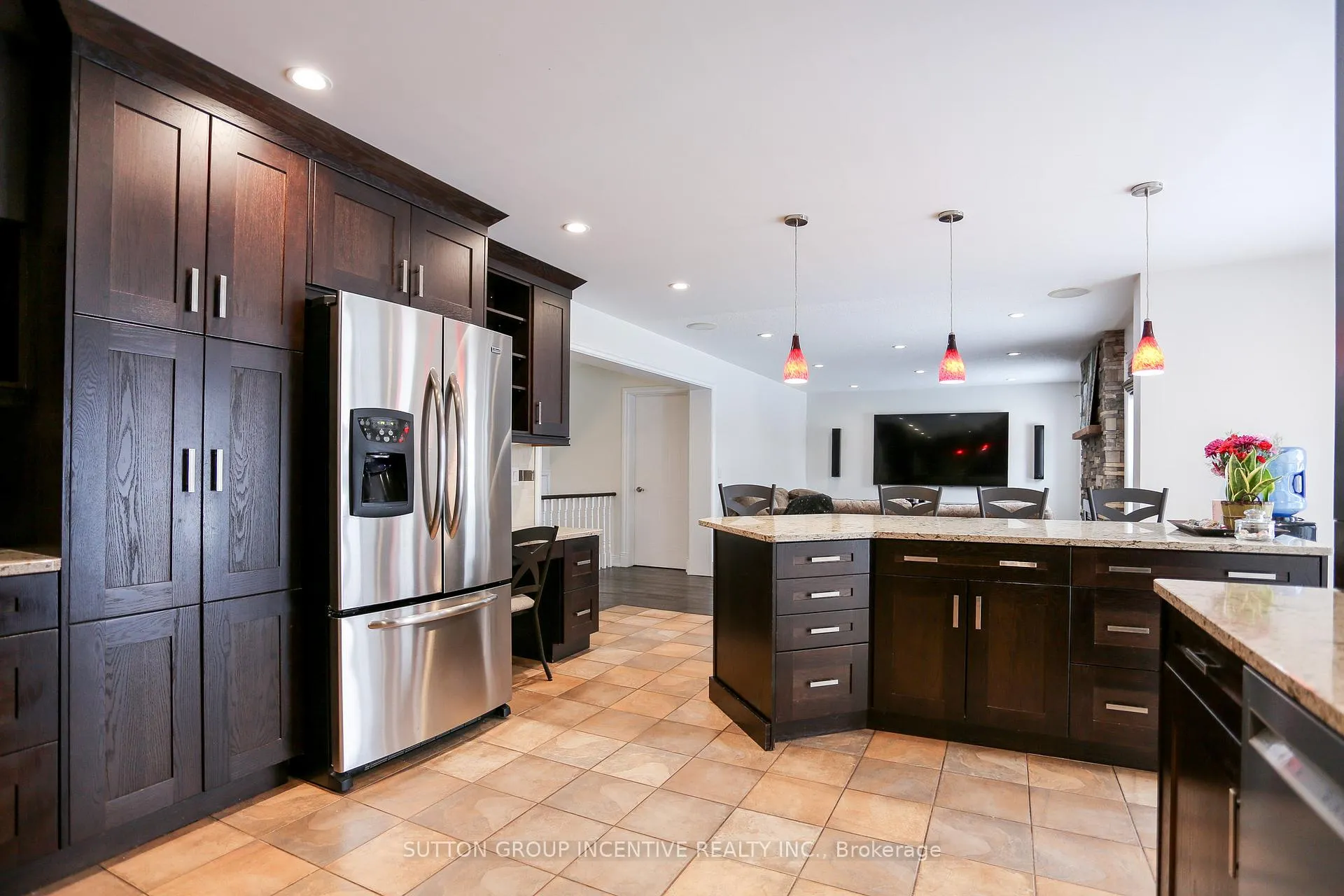 Photo 3 of 10 Gordon Court, Barrie, West Bayfield — HOMEH