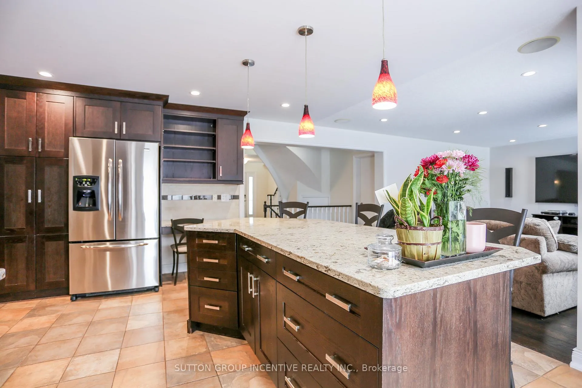 Photo 4 of 10 Gordon Court, Barrie, West Bayfield — HOMEH