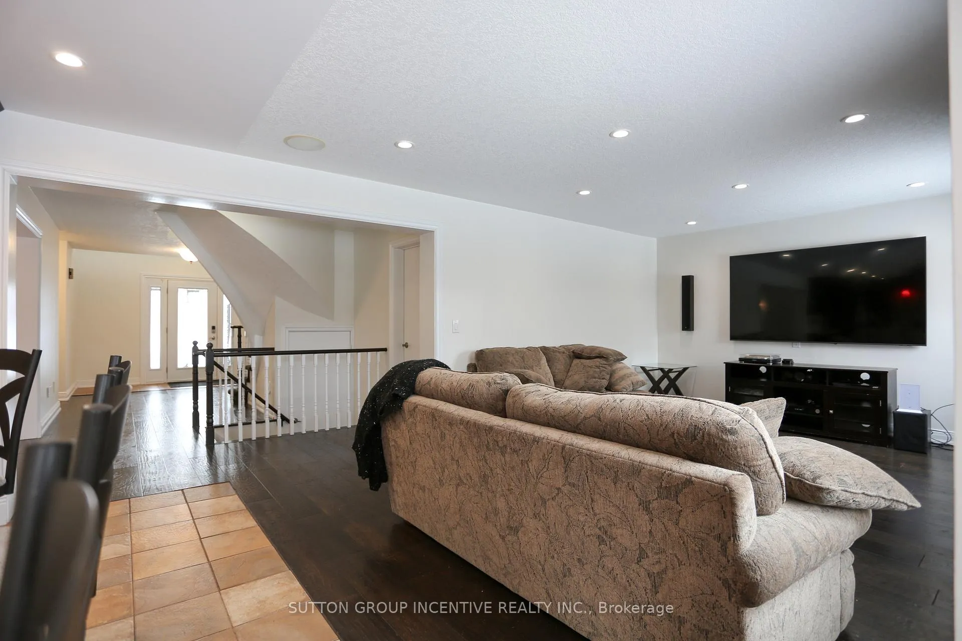 Photo 5 of 10 Gordon Court, Barrie, West Bayfield — HOMEH