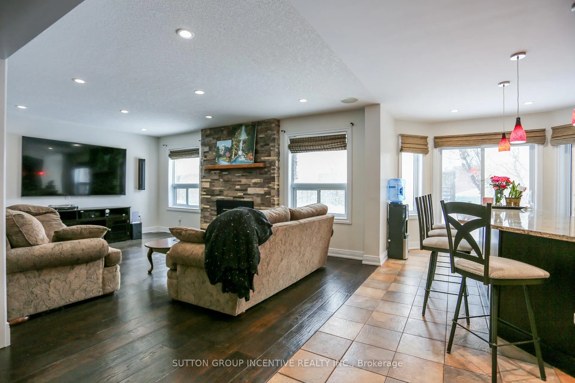 Photo 6 of 10 Gordon Court, Barrie, West Bayfield — HOMEH