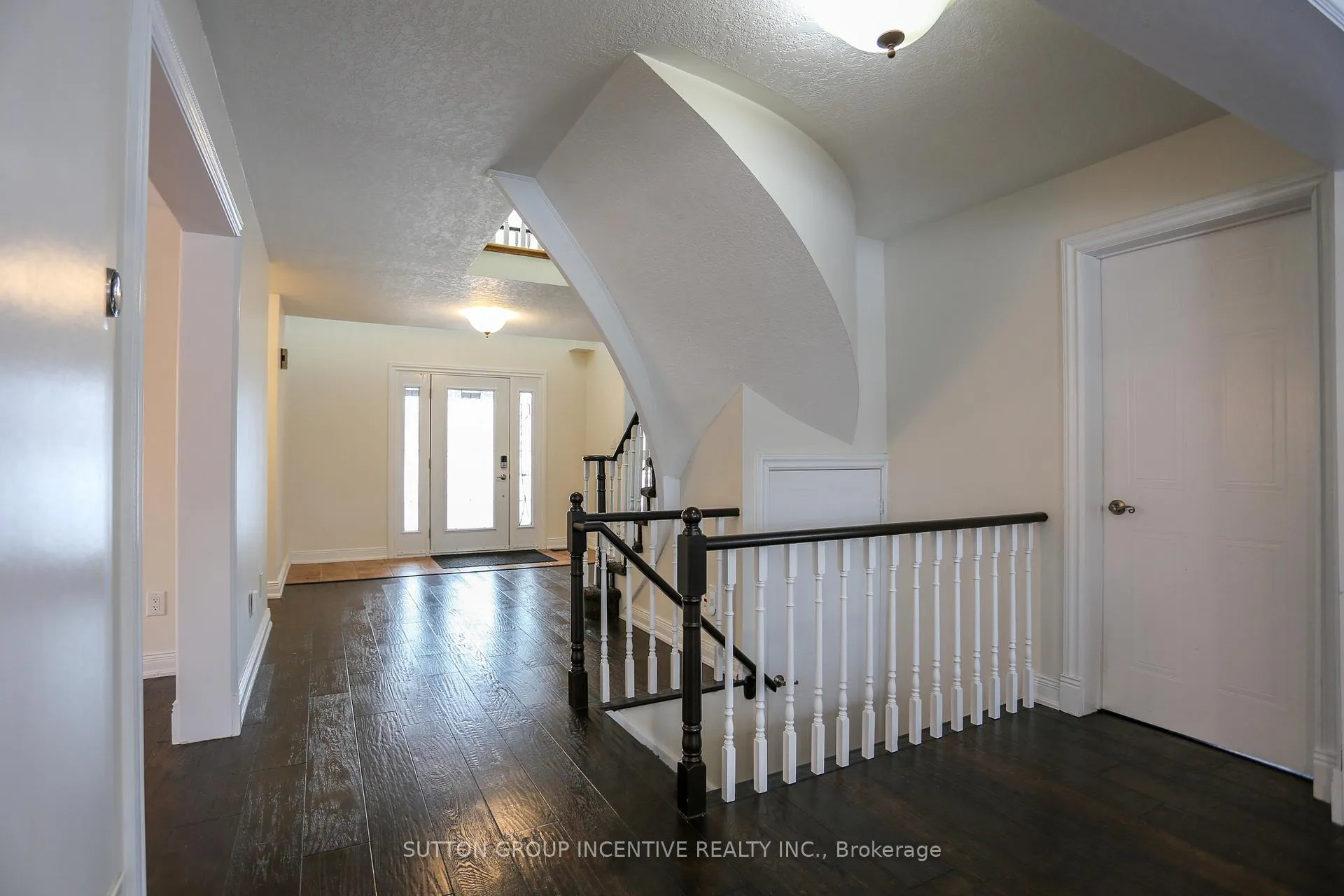 Photo 7 of 10 Gordon Court, Barrie, West Bayfield — HOMEH