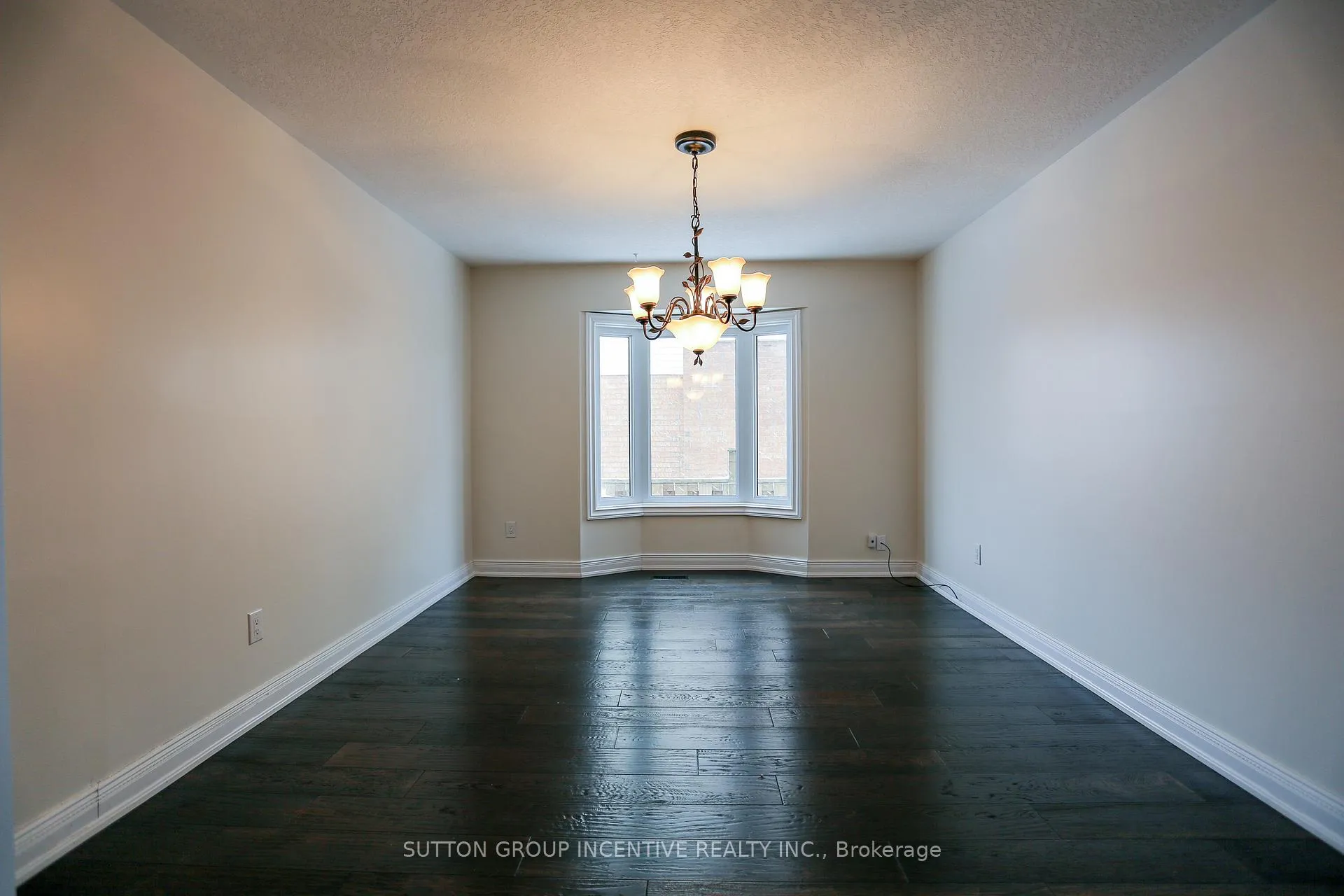 Photo 8 of 10 Gordon Court, Barrie, West Bayfield — HOMEH