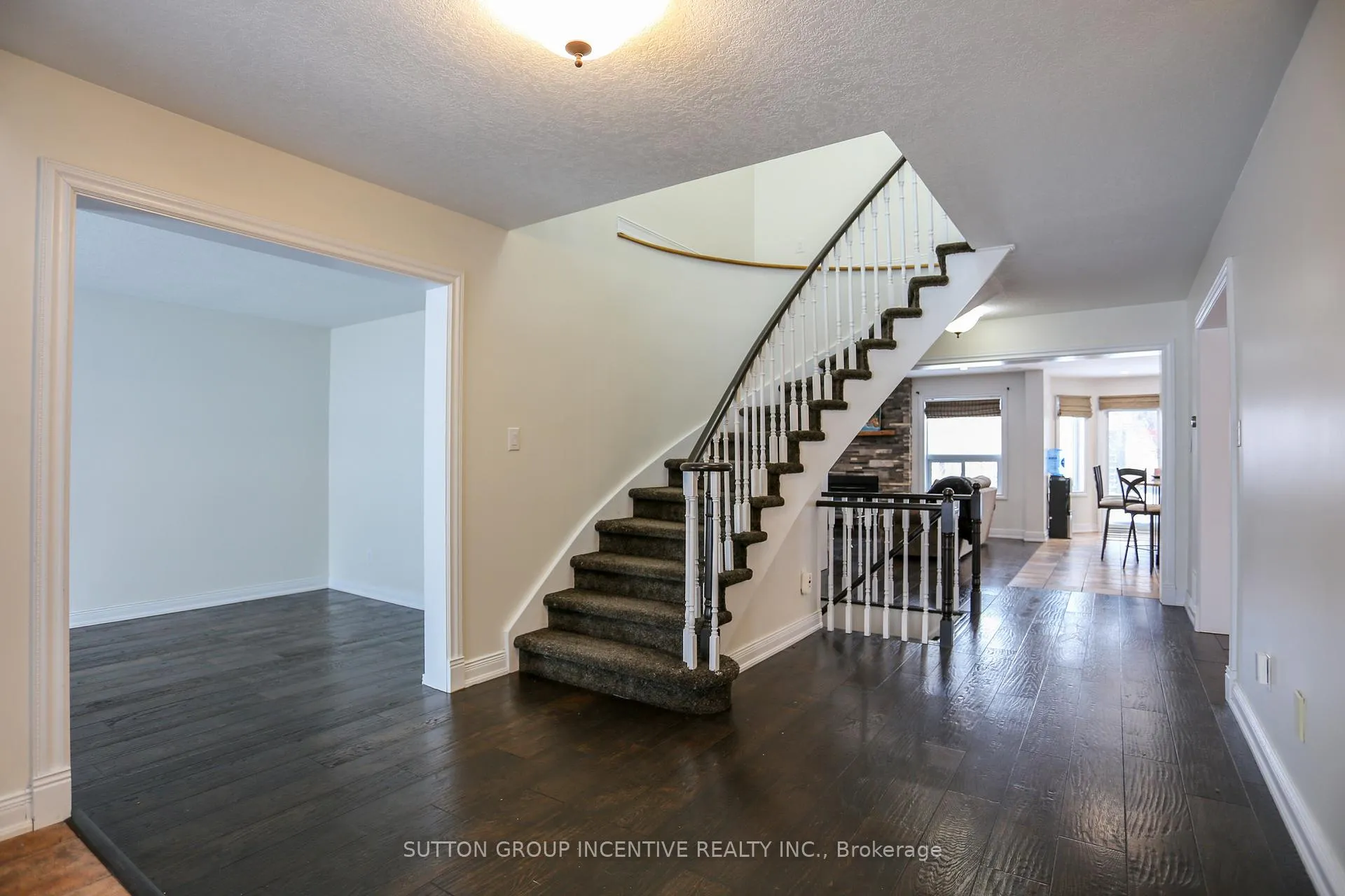 Photo 9 of 10 Gordon Court, Barrie, West Bayfield — HOMEH
