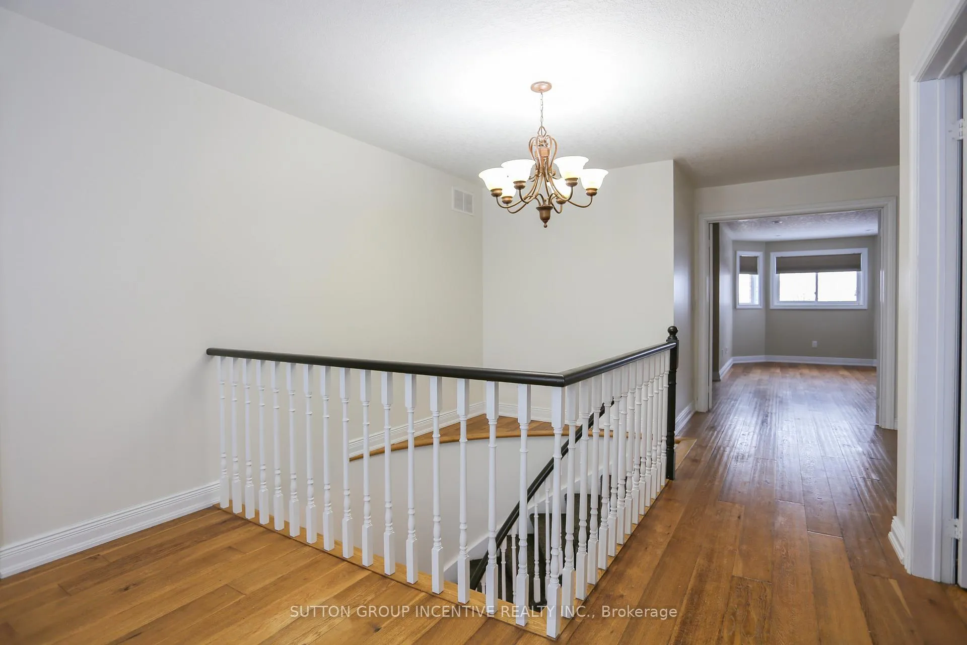 Photo 11 of 10 Gordon Court, Barrie, West Bayfield — HOMEH