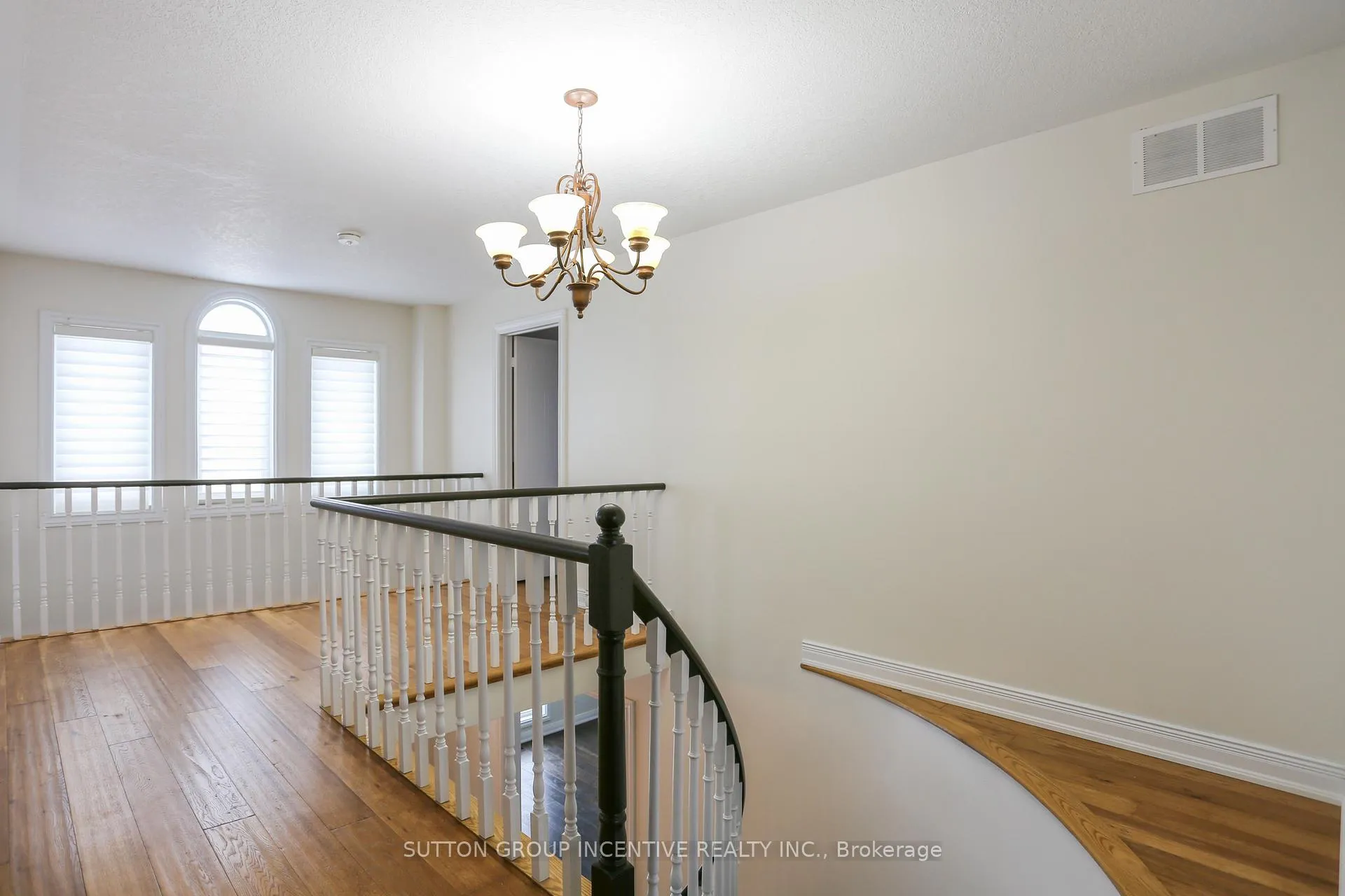 Photo 12 of 10 Gordon Court, Barrie, West Bayfield — HOMEH