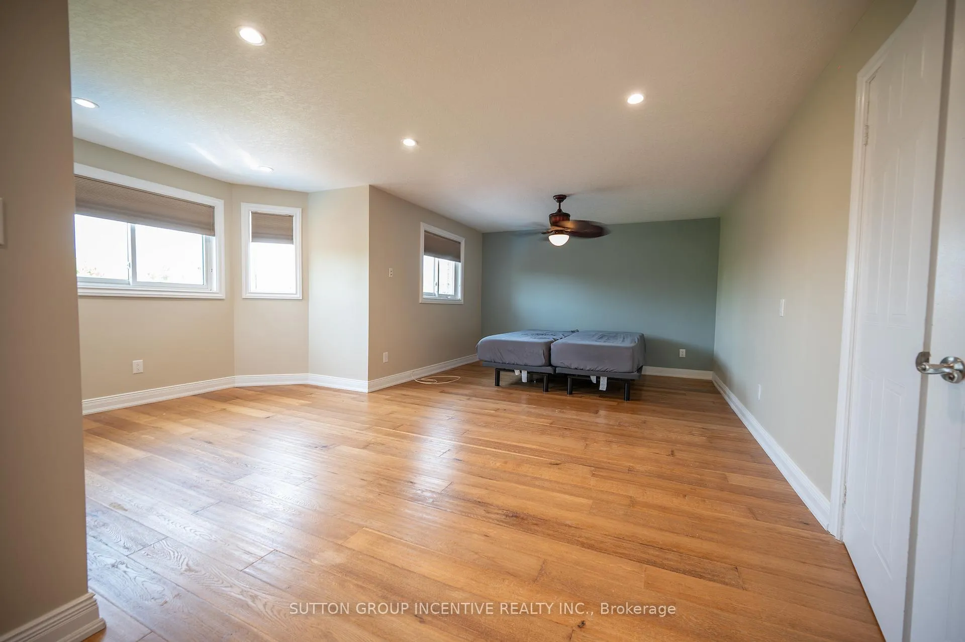 Photo 13 of 10 Gordon Court, Barrie, West Bayfield — HOMEH